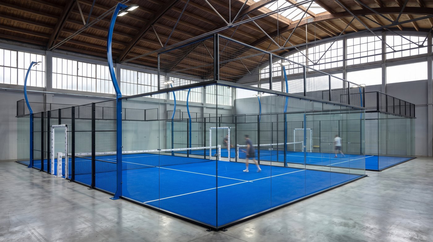 Projection réaliste d'un complexe de padel indoor vitré